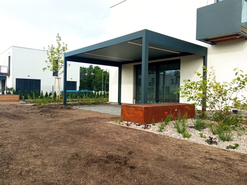 PERGOLA ALUX BIOclimatic DOPLNĚNÁ O LED OSVĚTLENÍ A SCREENOVÉ ROLETY ZIPEX