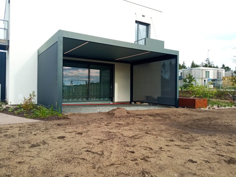 PERGOLA ALUX BIOclimatic DOPLNĚNÁ O LED OSVĚTLENÍ A SCREENOVÉ ROLETY ZIPEX