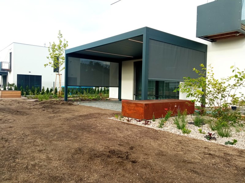 PERGOLA ALUX BIOclimatic DOPLNĚNÁ O LED OSVĚTLENÍ A SCREENOVÉ ROLETY ZIPEX