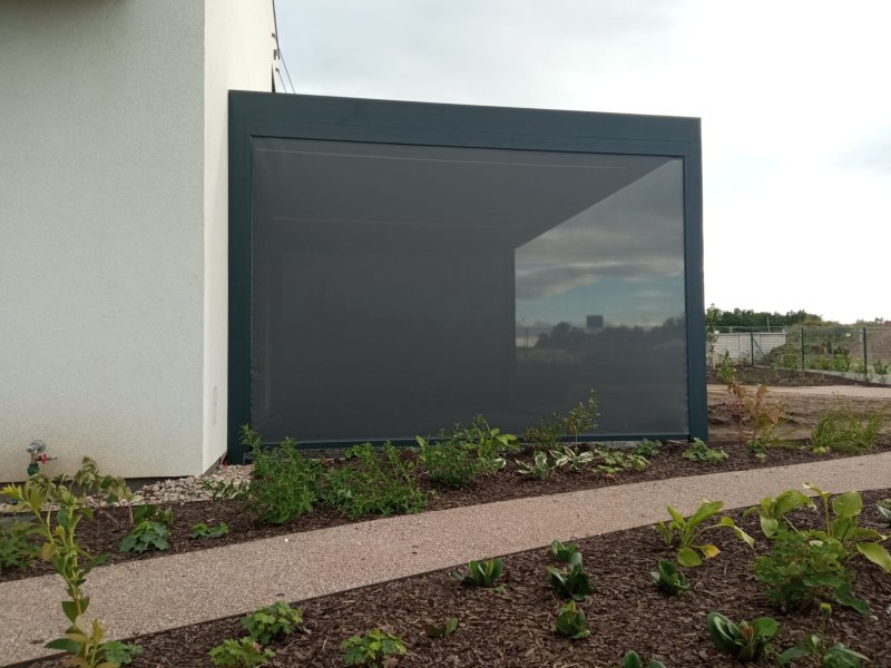 PERGOLA ALUX BIOclimatic DOPLNĚNÁ O LED OSVĚTLENÍ A SCREENOVÉ ROLETY ZIPEX