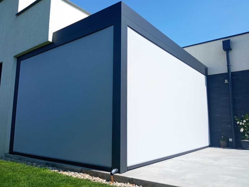 PERGOLA ALUX BIOclimatic DOPLNĚNÁ O LED OSVĚTLENÍ A SCREENOVÉ ROLETY ZIPEX