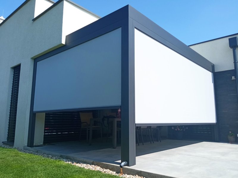 PERGOLA ALUX BIOclimatic DOPLNĚNÁ O LED OSVĚTLENÍ A SCREENOVÉ ROLETY ZIPEX