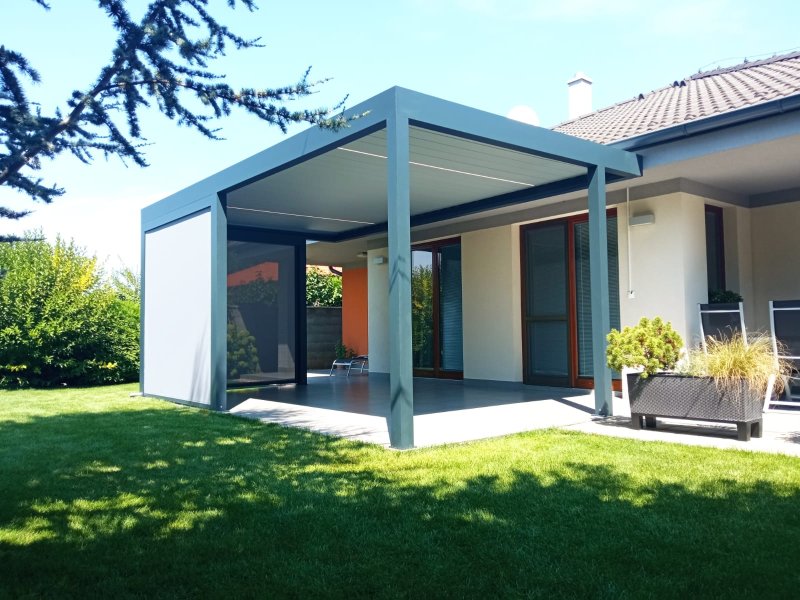 PERGOLA ALUX BIOclimatic DOPLNĚNÁ O SCREENOVÉ ROLETY ZIPEX