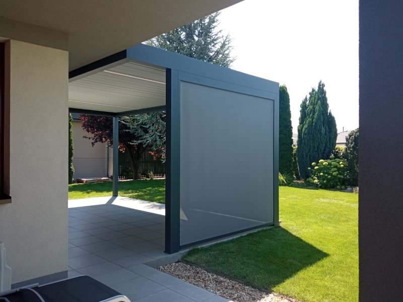 PERGOLA ALUX BIOclimatic DOPLNĚNÁ O SCREENOVÉ ROLETY ZIPEX