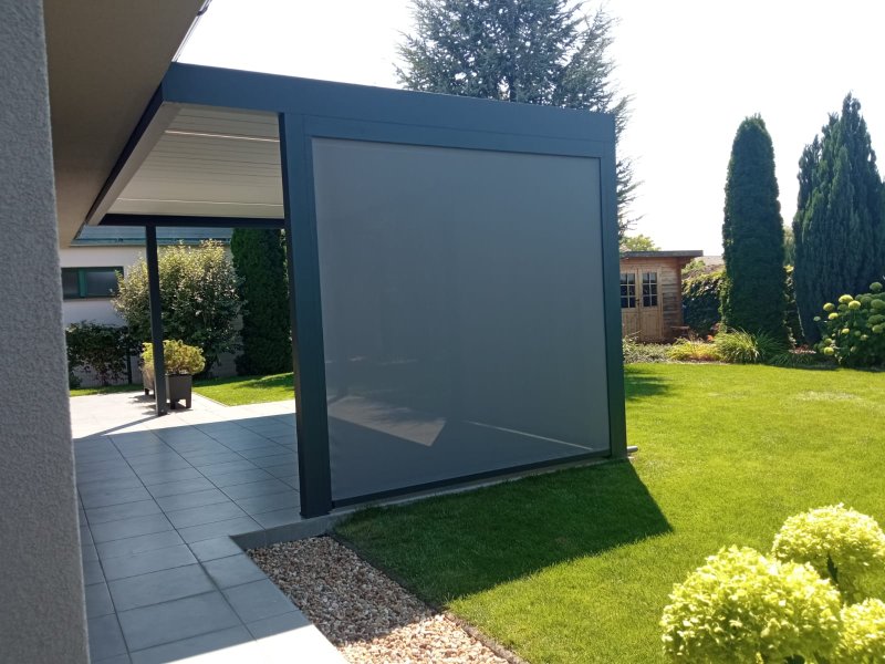 PERGOLA ALUX BIOclimatic DOPLNĚNÁ O SCREENOVÉ ROLETY ZIPEX