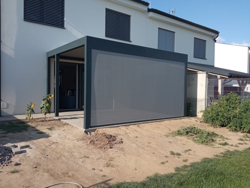 PERGOLA ALUX BIOclimatic DOPLNĚNÁ O SCREENOVÉ ROLETY ZIPEX