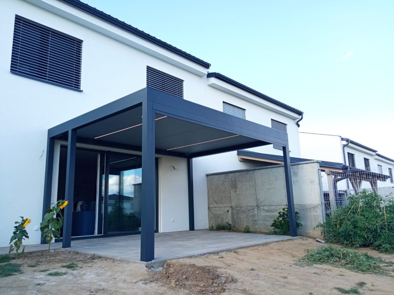 PERGOLA ALUX BIOclimatic DOPLNĚNÁ O SCREENOVÉ ROLETY ZIPEX