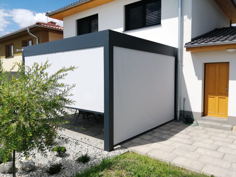 PERGOLA ALUX BIOclimatic DOPLNĚNÁ O SCREENOVÉ ROLETY ZIPEX