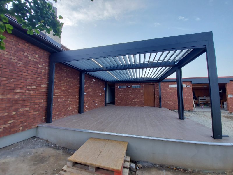 SESTAVA PERGOL ALUX BIOclimatic DOPLNĚNÁ O LED OSVĚTLENÍ A SCREENOVÉ ROLETY