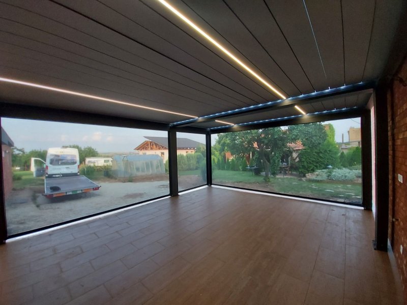 SESTAVA PERGOL ALUX BIOclimatic DOPLNĚNÁ O LED OSVĚTLENÍ A SCREENOVÉ ROLETY