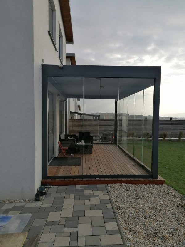 PERGOLA ALUX BIOclimatic + BEZRÁMOVÉ ZASKLENÍ MOVE