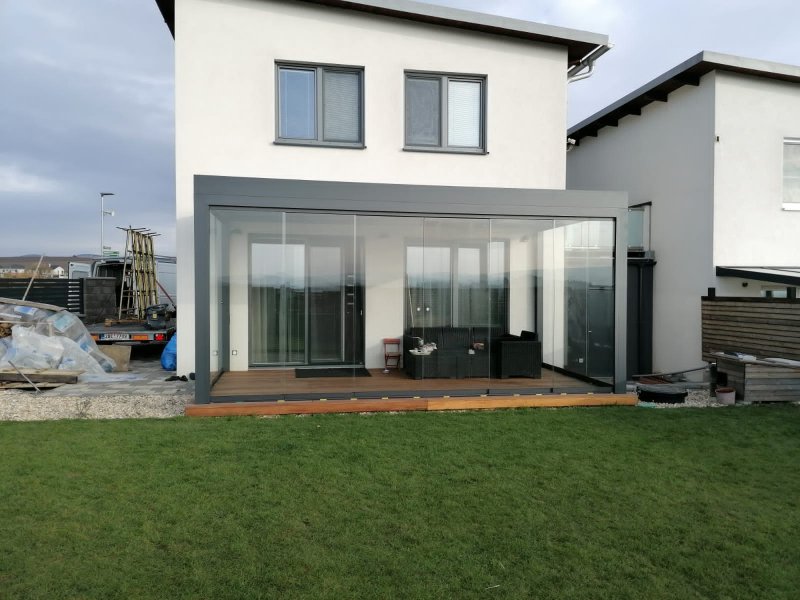 PERGOLA ALUX BIOclimatic + BEZRÁMOVÉ ZASKLENÍ MOVE