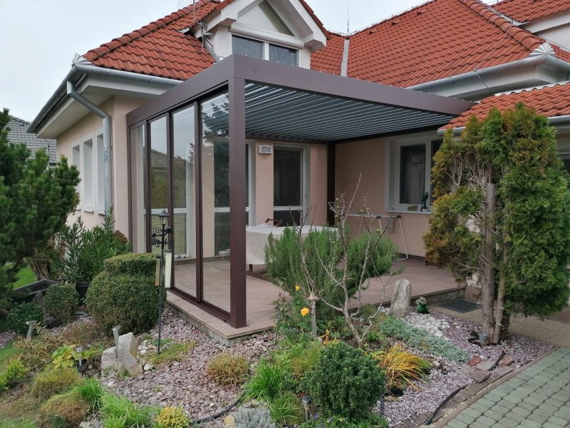 PERGOLA ALUX BIOclimatic V ATYPICKÉ BARVĚ DOPLNĚNÁ O RÁMOVÉ ZASKLENÍ FRAME