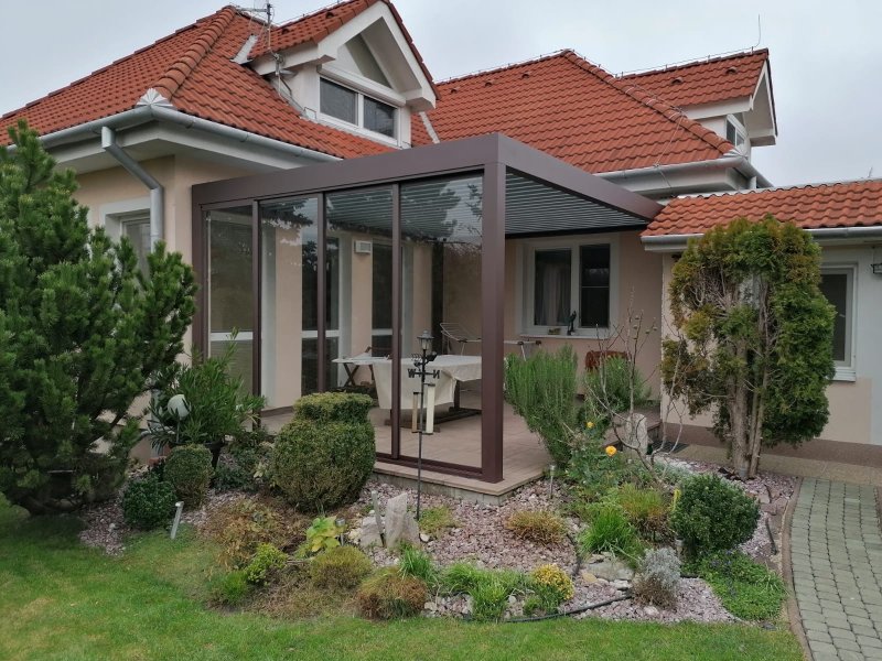 PERGOLA ALUX BIOclimatic V ATYPICKÉ BARVĚ DOPLNĚNÁ O RÁMOVÉ ZASKLENÍ FRAME