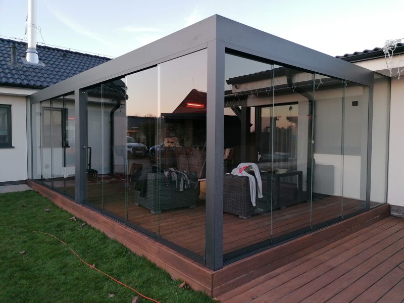 PERGOLA ALUX BIOclimatic + BEZRÁMOVÉ ZASKLENI MOVE