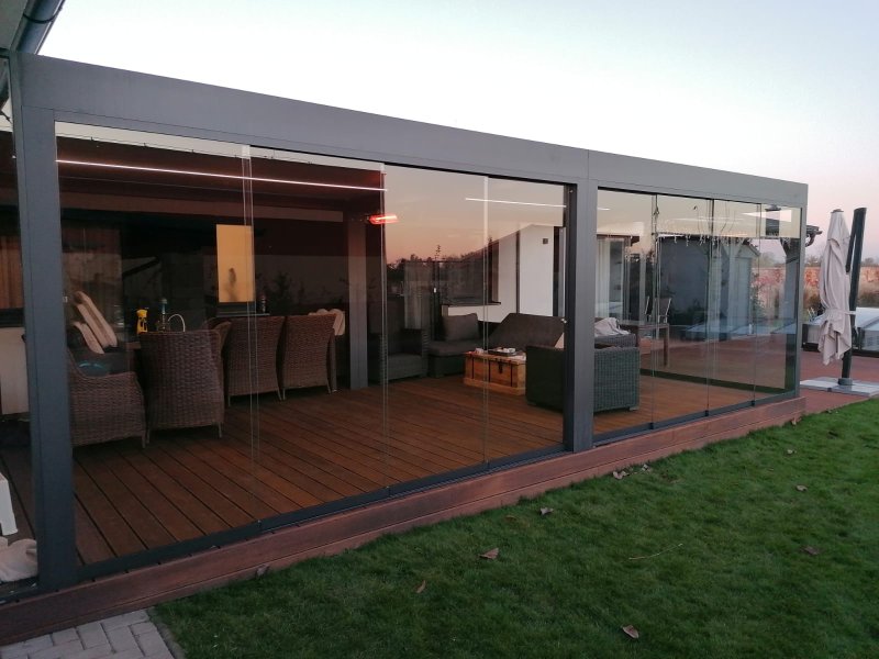 PERGOLA ALUX BIOclimatic + BEZRÁMOVÉ ZASKLENI MOVE