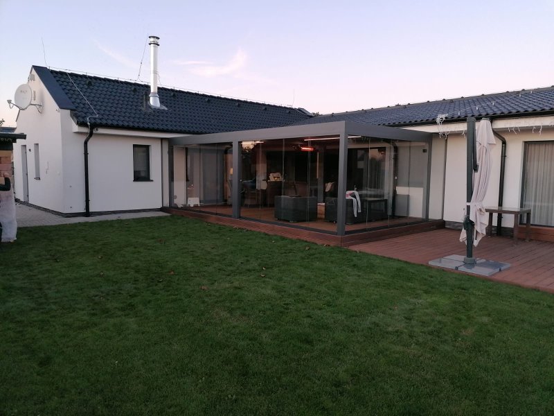 PERGOLA ALUX BIOclimatic + BEZRÁMOVÉ ZASKLENI MOVE