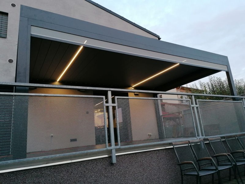 PERGOLA ALUX BIOclimatic DOPLNĚNÁ O LED OSVĚTLENÍ A SCREENOVÉ ROLETY ZIPEX