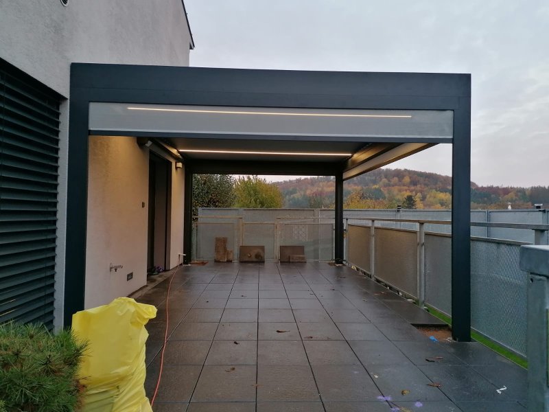 PERGOLA ALUX BIOclimatic DOPLNĚNÁ O LED OSVĚTLENÍ A SCREENOVÉ ROLETY ZIPEX