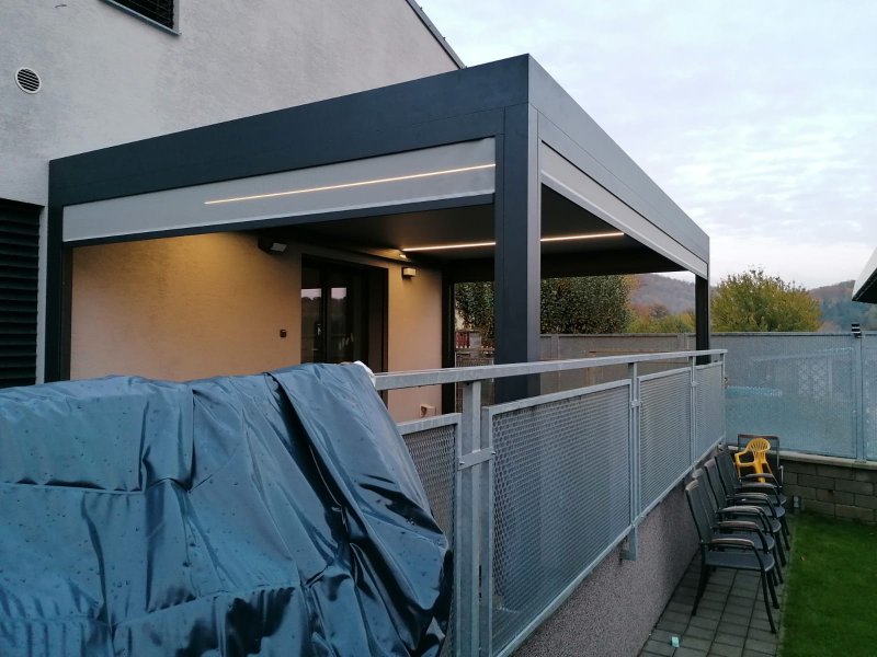 PERGOLA ALUX BIOclimatic DOPLNĚNÁ O LED OSVĚTLENÍ A SCREENOVÉ ROLETY ZIPEX