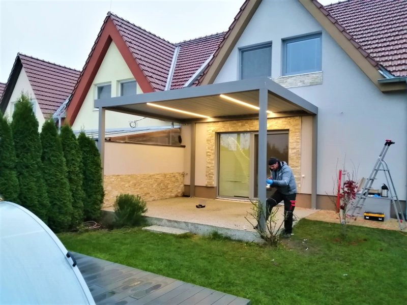 PERGOLA ALUX BIOclimatic V ATYPICKÉ BARVĚ DOPLNĚNÁ O LED OSVĚTLENÍ