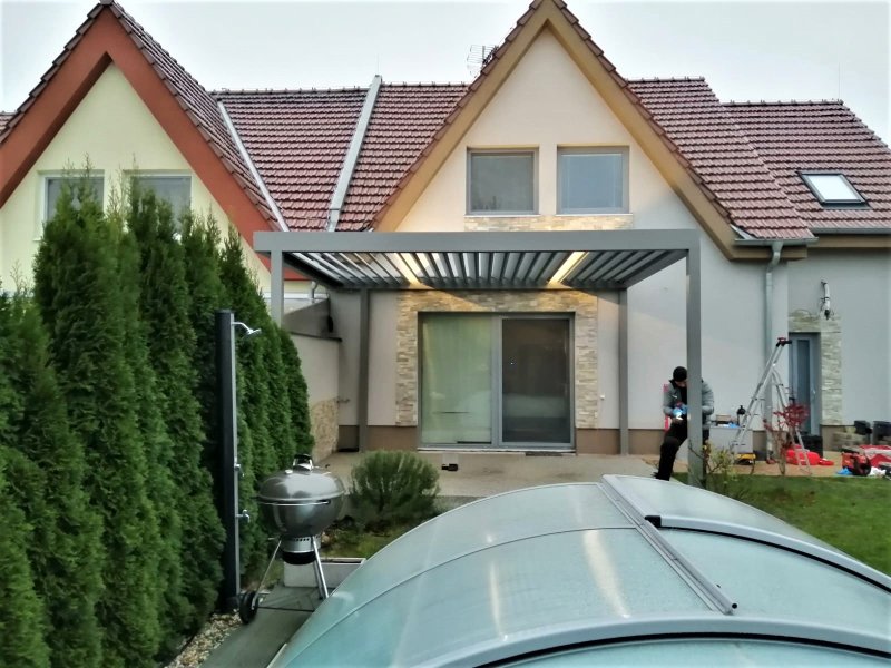PERGOLA ALUX BIOclimatic V ATYPICKÉ BARVĚ DOPLNĚNÁ O LED OSVĚTLENÍ