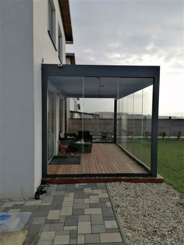 REALIZACE PERGOLY ALUX BIOclimatic + BEZRÁMOVÉ ZASKLENÍ MOVE