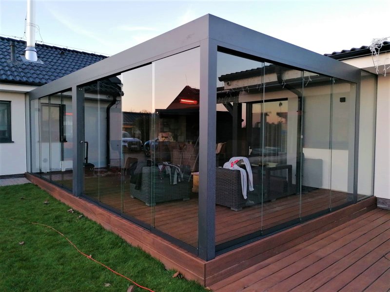 REALIZACE PERGOLY ALUX BIOclimatic + INFRAZÁŘIČ HELIOSA + BEZRÁMOVÉ ZASKLENÍ MOVE