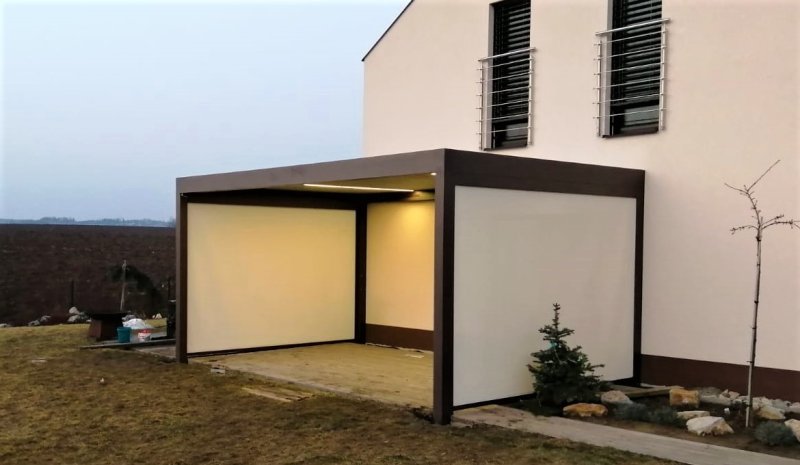 REALIZACE PERGOLY ALUX BIOclimatic S LED OSVĚTLENÍM A SCREENOVÝMI ROLETAMI