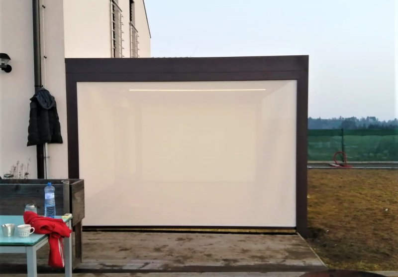 REALIZACE PERGOLY ALUX BIOclimatic S LED OSVĚTLENÍM A SCREENOVÝMI ROLETAMI