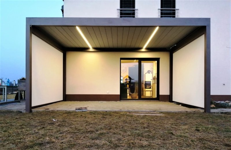 REALIZACE PERGOLY ALUX BIOclimatic S LED OSVĚTLENÍM A SCREENOVÝMI ROLETAMI
