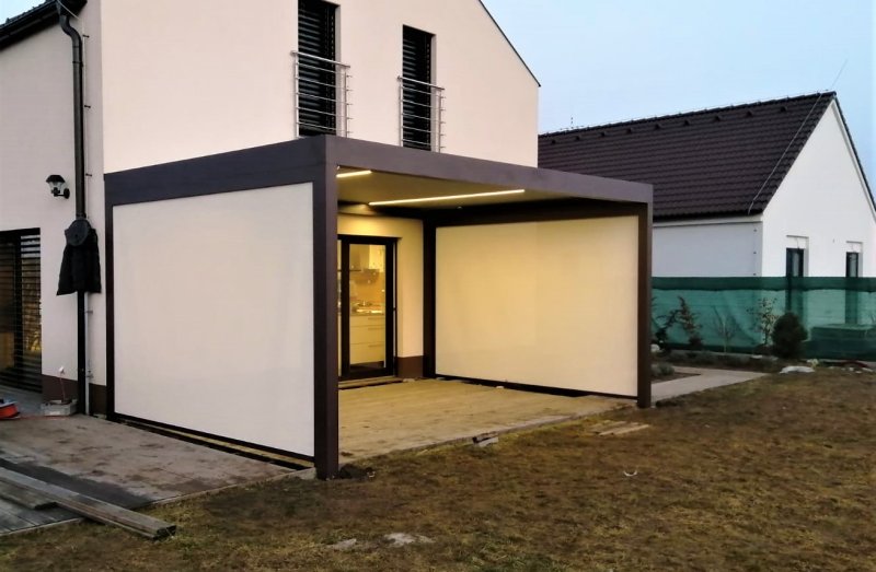 REALIZACE PERGOLY ALUX BIOclimatic S LED OSVĚTLENÍM A SCREENOVÝMI ROLETAMI