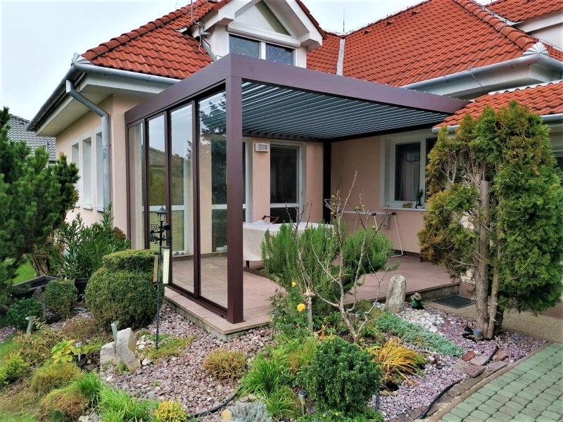 PERGOLA ALUX BIOclimatic V ATYPICKÉ BARVĚ DOPLNĚNÁ O RÁMOVE ZASKLENÍ FRAME