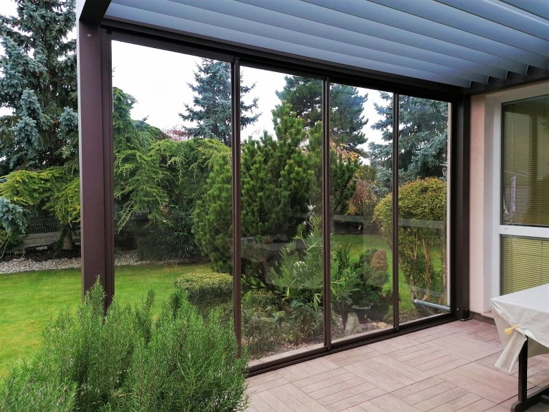 PERGOLA ALUX BIOclimatic V ATYPICKÉ BARVĚ DOPLNĚNÁ O RÁMOVE ZASKLENÍ FRAME