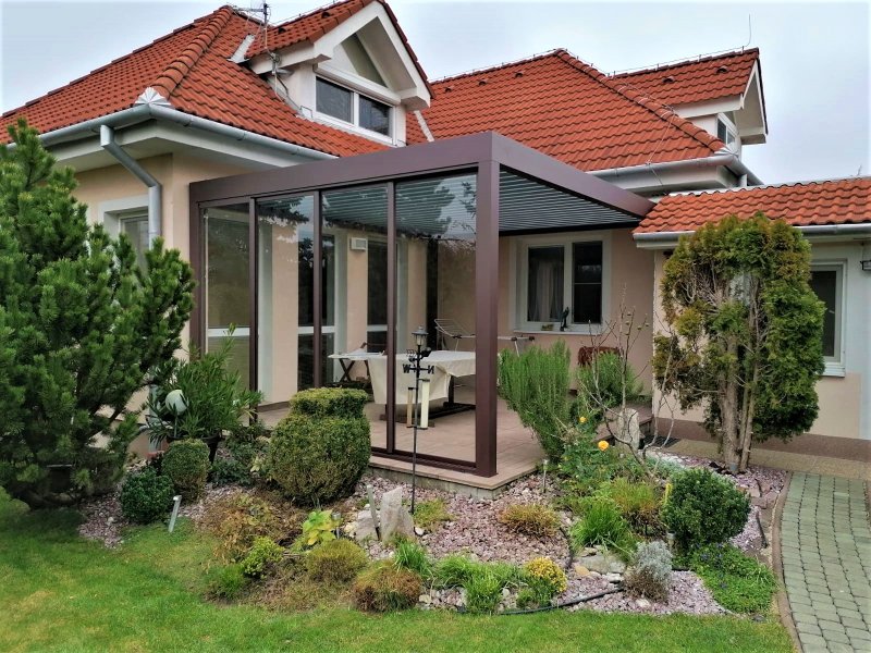 PERGOLA ALUX BIOclimatic V ATYPICKÉ BARVĚ DOPLNĚNÁ O RÁMOVE ZASKLENÍ FRAME