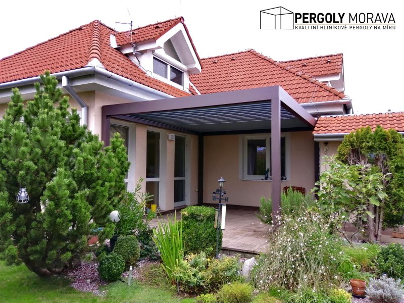 PERGOLA ALUX BIOclimatic V ATYPICKÉ BARVĚ DOPLNĚNÁ O RÁMOVE ZASKLENÍ FRAME