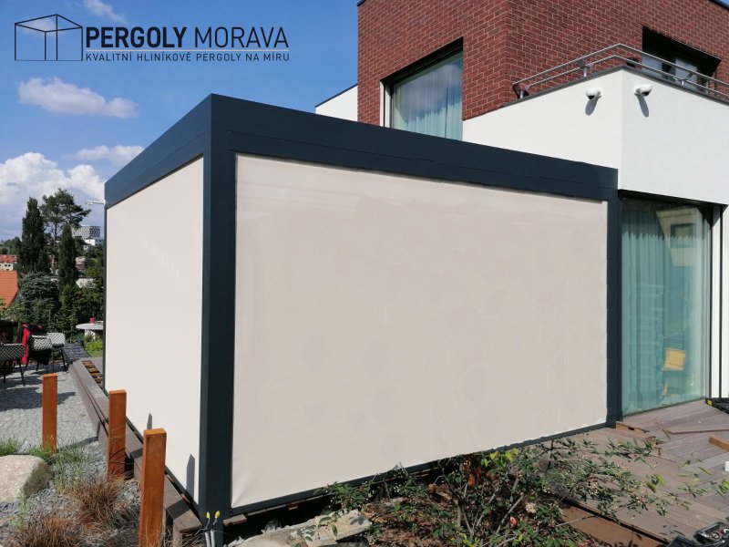 PERGOLA ALUX BIOclimatic DOPLNĚNÁ O SCREENOVÉ ROLETY