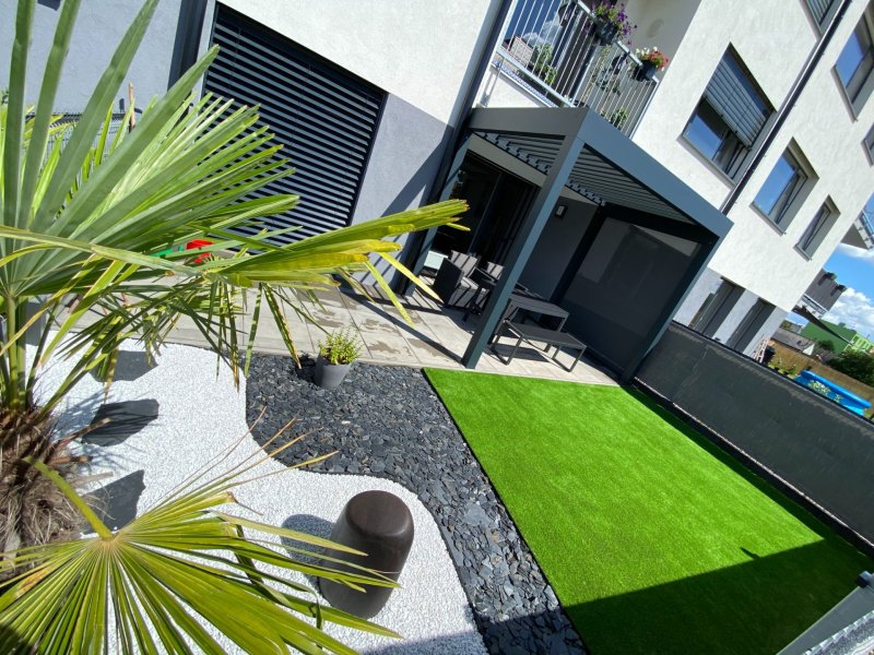 PERGOLA ALUX BIOclimatic DOPLNĚNÁ SCREENOVOU ROLETOU NA ZAHRÁDCE BYTOVÉHO DOMU