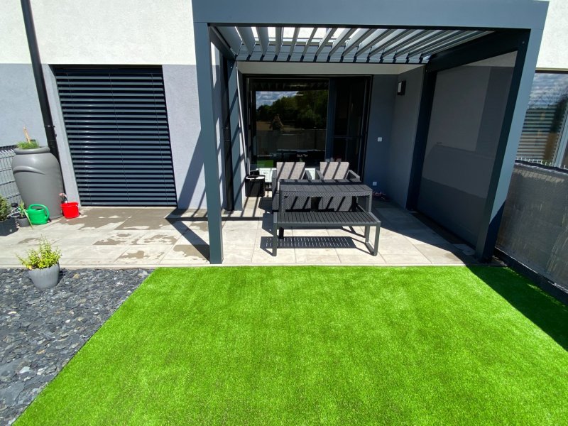 PERGOLA ALUX BIOclimatic DOPLNĚNÁ SCREENOVOU ROLETOU NA ZAHRÁDCE BYTOVÉHO DOMU