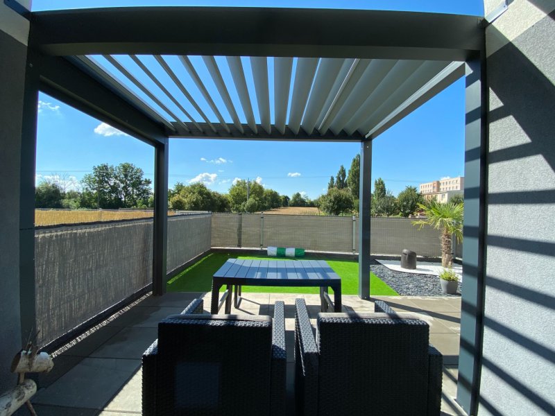 PERGOLA ALUX BIOclimatic DOPLNĚNÁ SCREENOVOU ROLETOU NA ZAHRÁDCE BYTOVÉHO DOMU