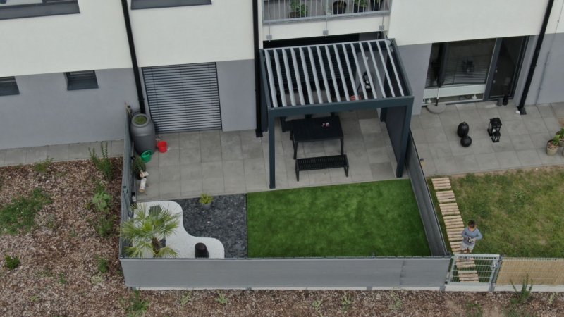 PERGOLA ALUX BIOclimatic DOPLNĚNÁ SCREENOVOU ROLETOU NA ZAHRÁDCE BYTOVÉHO DOMU