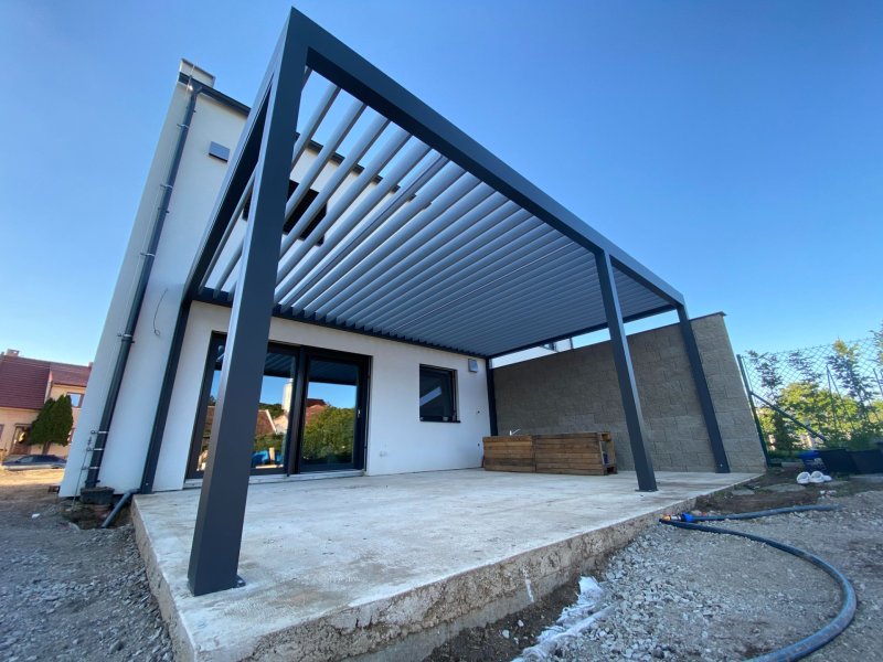 NÁDHERNÁ REALIZACE PERGOLY ALUX BIOclimatic DOPLNĚNÁ O SCREENOVOU ROLETU A LED OSVĚTLENÍ