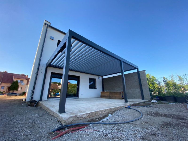NÁDHERNÁ REALIZACE PERGOLY ALUX BIOclimatic DOPLNĚNÁ O SCREENOVOU ROLETU A LED OSVĚTLENÍ