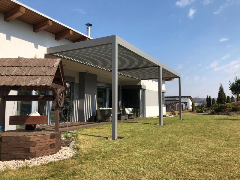 PERGOLA ALUX BIOclimatic VE STŘÍBRNÉ STRUKTUŘE