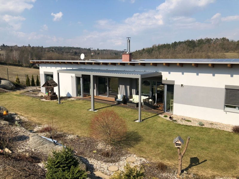 PERGOLA ALUX BIOclimatic VE STŘÍBRNÉ STRUKTUŘE