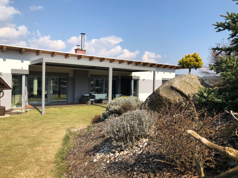 PERGOLA ALUX BIOclimatic VE STŘÍBRNÉ STRUKTUŘE