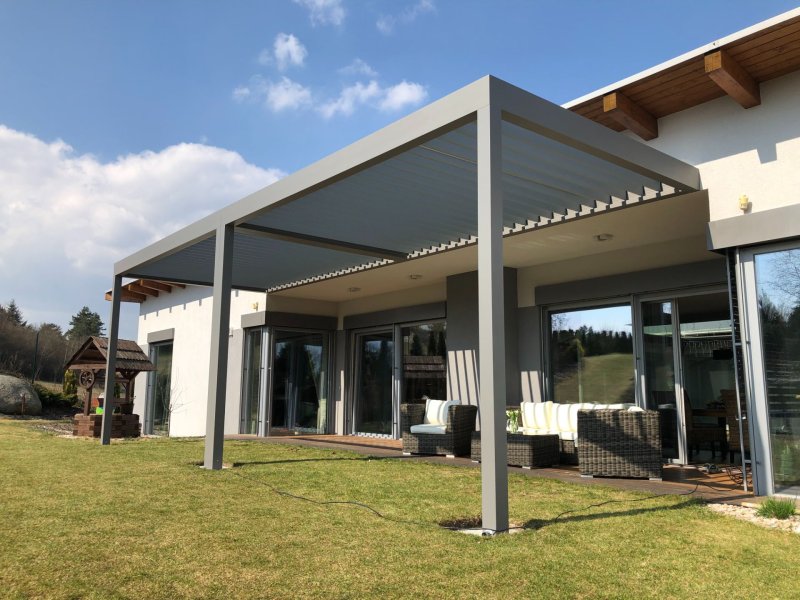 PERGOLA ALUX BIOclimatic VE STŘÍBRNÉ STRUKTUŘE
