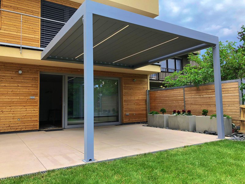 PERGOLA ALUX BIOclimatic VE STŘÍBRNÉ STRUKTUŘE DOPLNĚNÝ O LED OSVĚTLENÍ