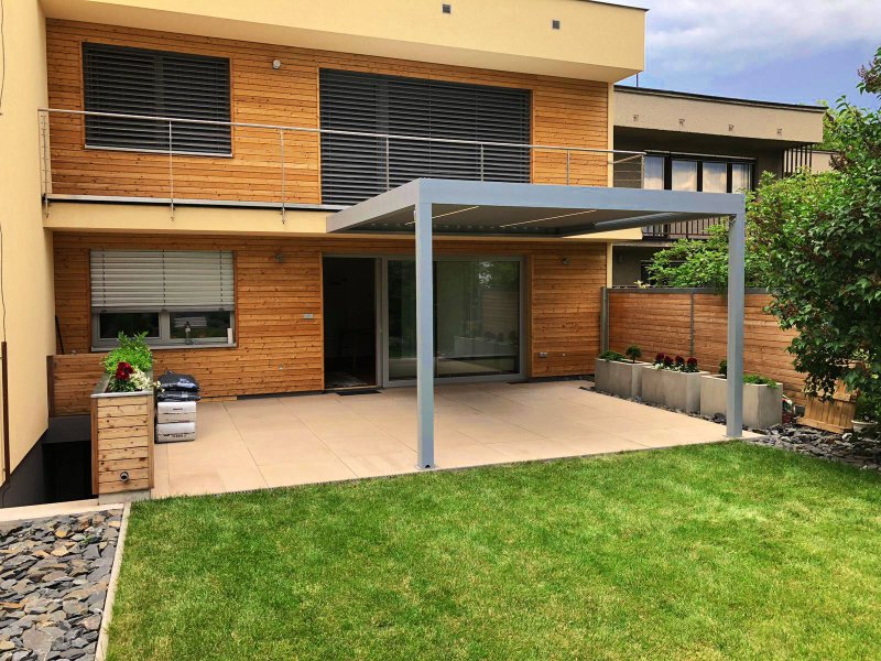 PERGOLA ALUX BIOclimatic VE STŘÍBRNÉ STRUKTUŘE DOPLNĚNÝ O LED OSVĚTLENÍ