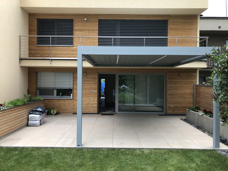 PERGOLA ALUX BIOclimatic VE STŘÍBRNÉ STRUKTUŘE DOPLNĚNÝ O LED OSVĚTLENÍ